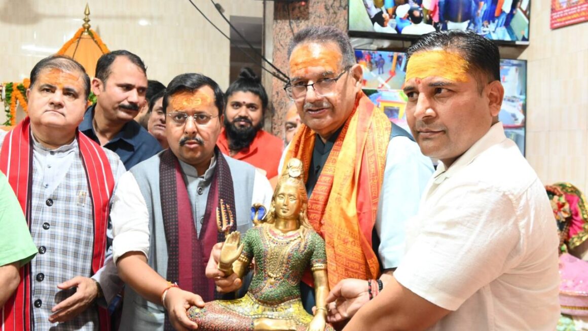 टपकेश्वर महादेव मंदिर में, राष्ट्रीय अध्यक्ष नितिन नवीन के साथ की पूजा अर्चना, कैबिनेट मंत्री गणेश जोशी।