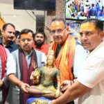 टपकेश्वर महादेव मंदिर में, राष्ट्रीय अध्यक्ष नितिन नवीन के साथ की पूजा अर्चना, कैबिनेट मंत्री गणेश जोशी।