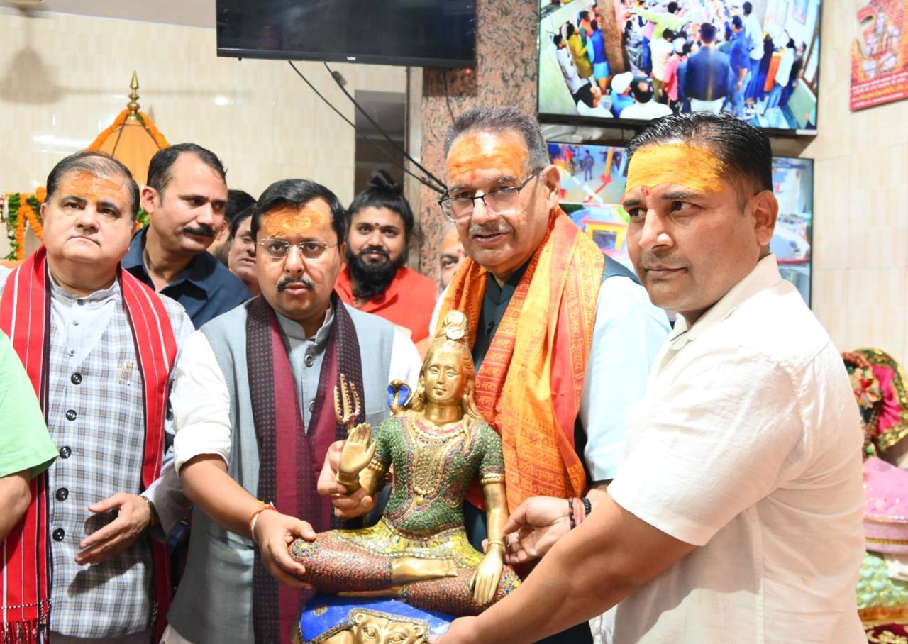 टपकेश्वर महादेव मंदिर में, राष्ट्रीय अध्यक्ष नितिन नवीन के साथ की पूजा अर्चना, कैबिनेट मंत्री गणेश जोशी।