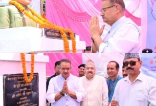 अमर शहीद कैप्टन दल बहादुर थापा की प्रतिमा का किया अनावरण, सैनिक कल्याण मंत्री गणेश जोशी।