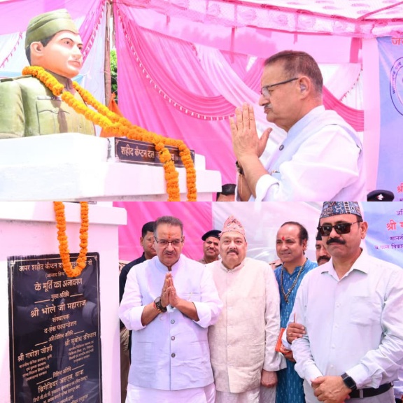 अमर शहीद कैप्टन दल बहादुर थापा की प्रतिमा का किया अनावरण, सैनिक कल्याण मंत्री गणेश जोशी।