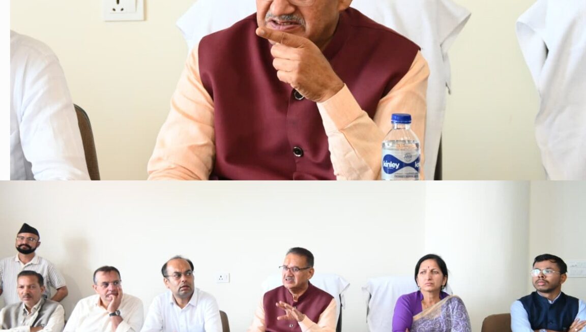 कैबिनेट मंत्री गणेश जोशी ने, मसूरी में विभिन्न विभागों के अधिकारियों के साथ की विकास कार्यों की समीक्षा।
