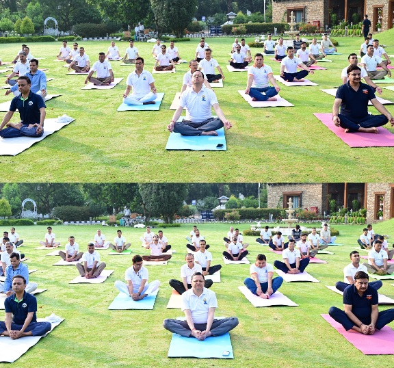 अंतरराष्ट्रीय योग दिवस से पूर्व, मुख्यमंत्री धामी ने किया योगाभ्यास, नियमित योग अपनाने किया आह्वान।