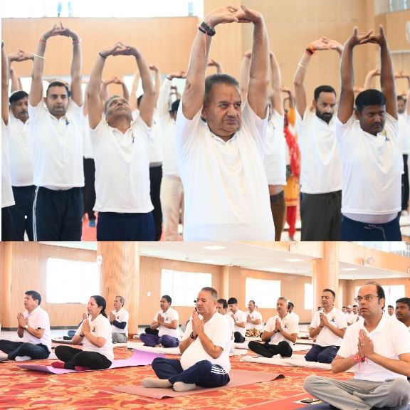 अंतर्राष्ट्रीय योग दिवस पर टाउन हॉल में किया सामूहिक योगाभ्यास, मंत्री गणेश जोशी ने दिया स्वस्थ जीवन का संदेश।