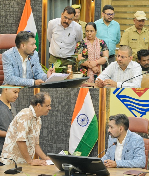 डीएम डॉ आशीष चौहान ने समाधान दिवस पर सुनी, 171 फरियादियों की समस्याएं, अधिकांश मामलों का ऑन द स्पॉट किया निस्तारण।