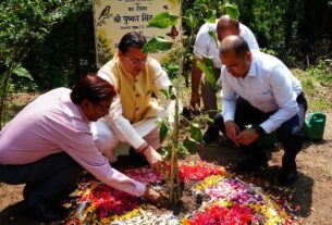 मुख्यमंत्री पुष्कर धामी द्वारा आवास परिसर में, 3-बी गार्डन निर्माण कार्य का किया गया शुभारम्भ।