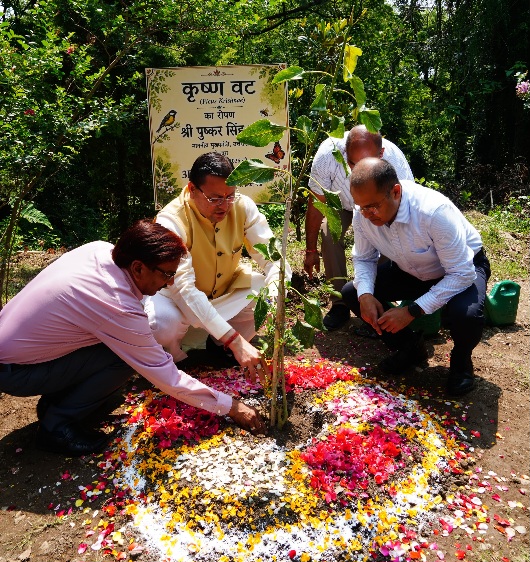 मुख्यमंत्री पुष्कर धामी द्वारा आवास परिसर में, 3-बी गार्डन निर्माण कार्य का किया गया शुभारम्भ।