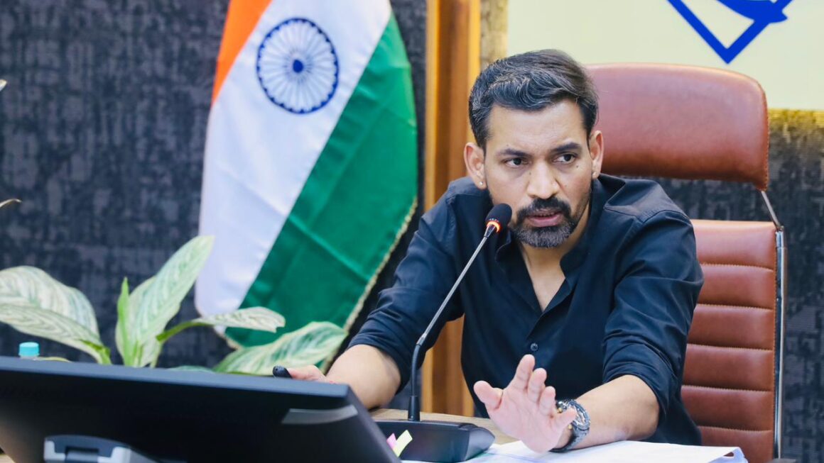 सीएम हेल्पलाइन में लंबित शिकायतों पर, डीएम डॉ. आशीष चौहान सख्त, विभागों को दी कड़ी हिदायत जन शिकायतों के समाधान में लापरवाही नहीं होगी बर्दाश्त।