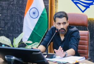 सीएम हेल्पलाइन में लंबित शिकायतों पर, डीएम डॉ. आशीष चौहान सख्त, विभागों को दी कड़ी हिदायत जन शिकायतों के समाधान में लापरवाही नहीं होगी बर्दाश्त।