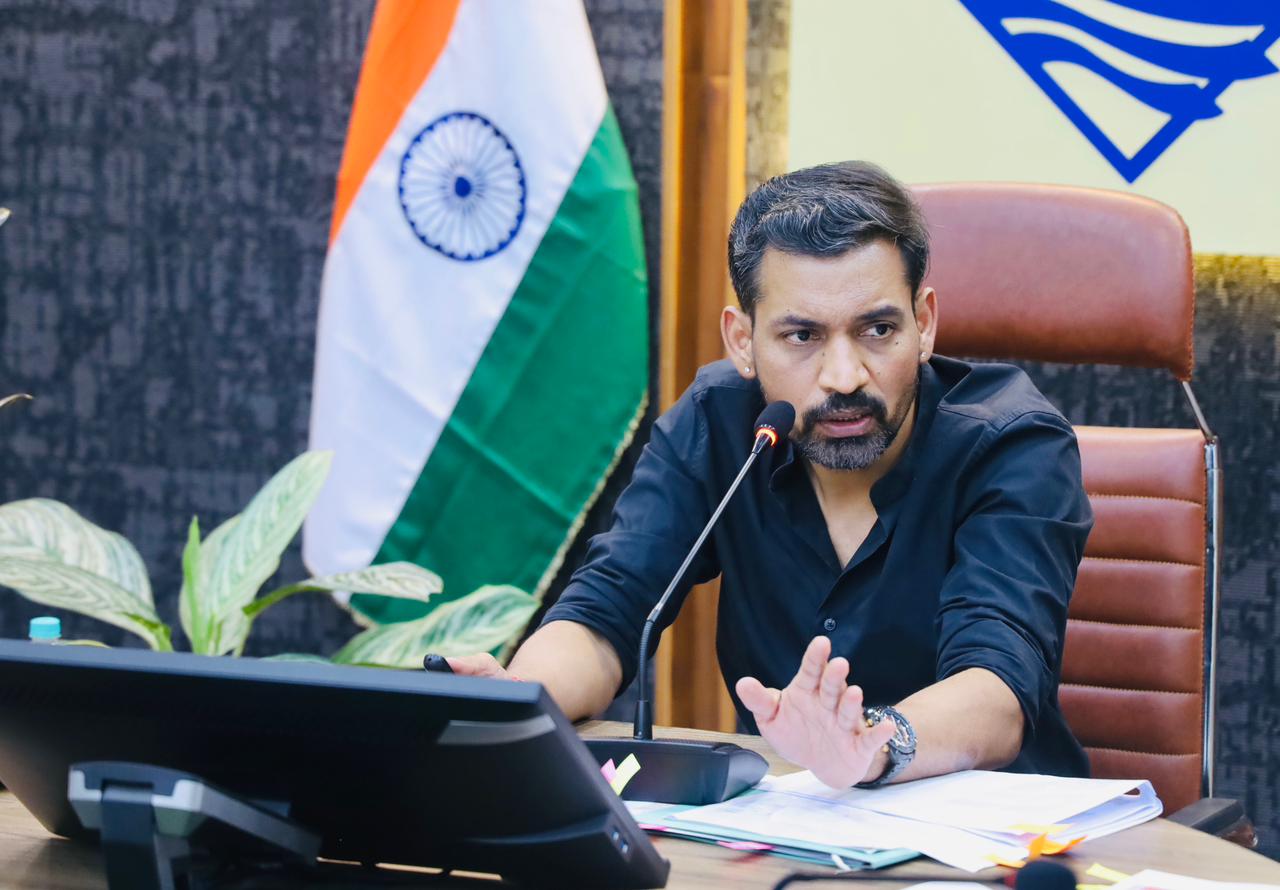 सीएम हेल्पलाइन में लंबित शिकायतों पर, डीएम डॉ. आशीष चौहान सख्त, विभागों को दी कड़ी हिदायत जन शिकायतों के समाधान में लापरवाही नहीं होगी बर्दाश्त।
