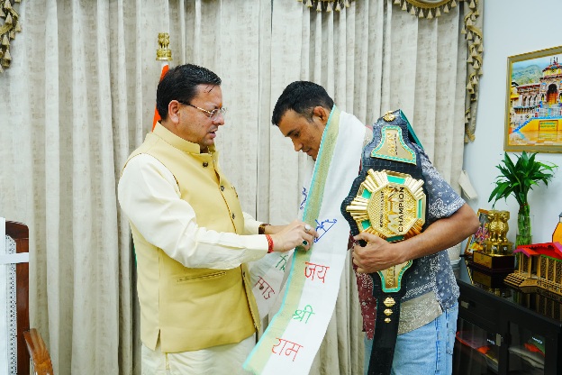 मुख्यमंत्री पुष्कर सिंह धामी से, एमएफएन लाइटवेट विश्व चैम्पियन दिगंबर सिंह रावत ने की शिष्टाचार भेंट।