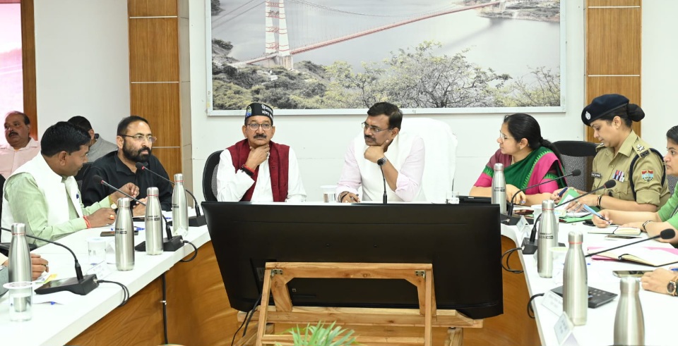 मुख्य सचिव ने जनप्रतिनिधियों एवं सामाजिक कार्यकर्ताओं के साथ, विकास कार्यों व जनसमस्याओं की समीक्षा की।