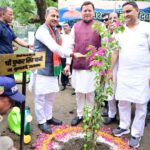 पीएम मोदी के एक पेड़ मां के नाम अभियान के अंतर्गत, सीएम धामी ने अपनी पूज्य माता जी के नाम से पौधा रोपित किया।