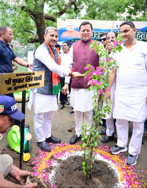 पीएम मोदी के एक पेड़ मां के नाम अभियान के अंतर्गत, सीएम धामी ने अपनी पूज्य माता जी के नाम से पौधा रोपित किया।