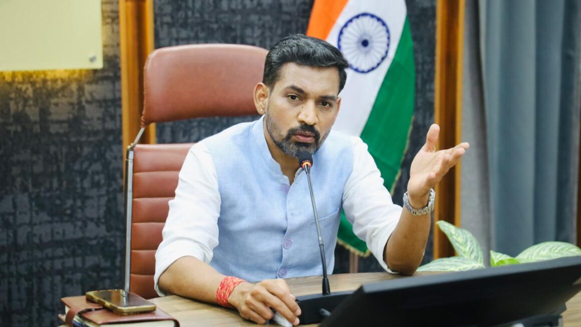 डीएम डॉ. आशीष चौहान ने दिए सर्वे कर, ड्रॉपआउट बालिकाओं को शिक्षा की मुख्यधारा से जोड़ने के निर्देश।