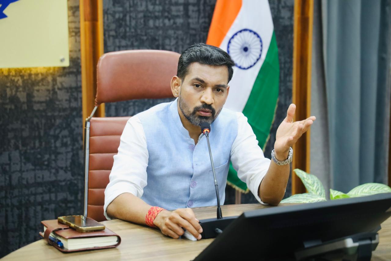 डीएम डॉ. आशीष चौहान ने दिए सर्वे कर, ड्रॉपआउट बालिकाओं को शिक्षा की मुख्यधारा से जोड़ने के निर्देश।