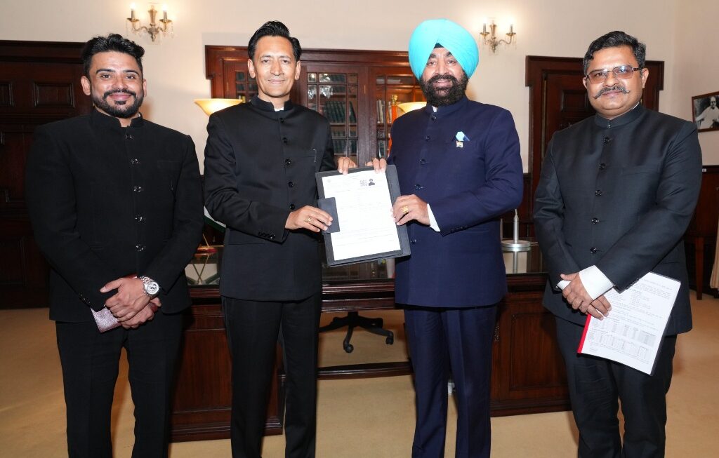 SIR कार्यक्रम के अन्तर्गत राज्यपाल लेफ्टिनेंट जनरल गुरमीत सिंह को, कुमाऊँ आयुक्त दीपक रावत ने सौपा गणना फॉर्म।