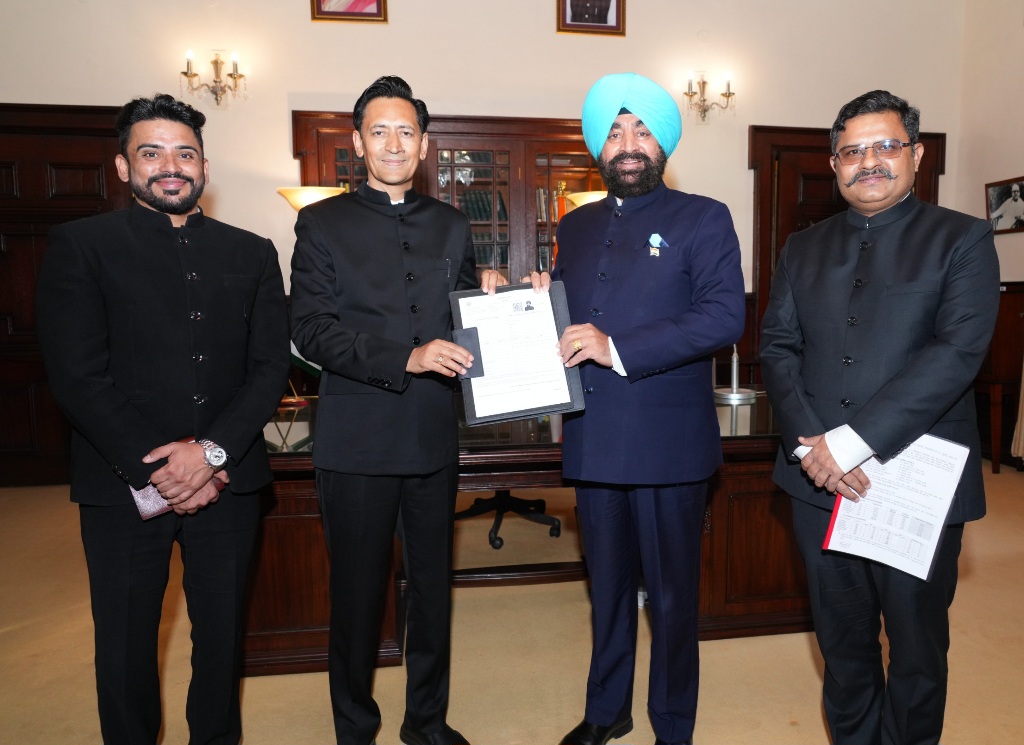 SIR कार्यक्रम के अन्तर्गत राज्यपाल लेफ्टिनेंट जनरल गुरमीत सिंह को, कुमाऊँ आयुक्त दीपक रावत ने सौपा गणना फॉर्म।