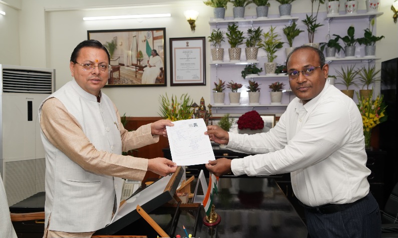 SIR कार्यक्रम के तहत सीएम धामी को, मुख्य निर्वाचन अधिकारी ने गणना फॉर्म सौंपा।
