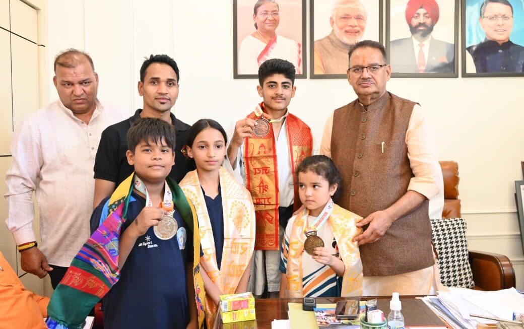 कराटे चैंपियनशिप के विजेताओं को, कैबिनेट मंत्री गणेश जोशी ने किया सम्मानित।