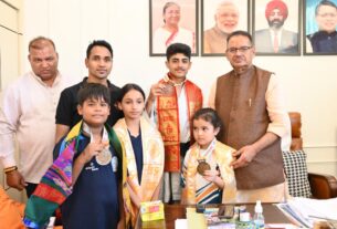 कराटे चैंपियनशिप के विजेताओं को, कैबिनेट मंत्री गणेश जोशी ने किया सम्मानित।