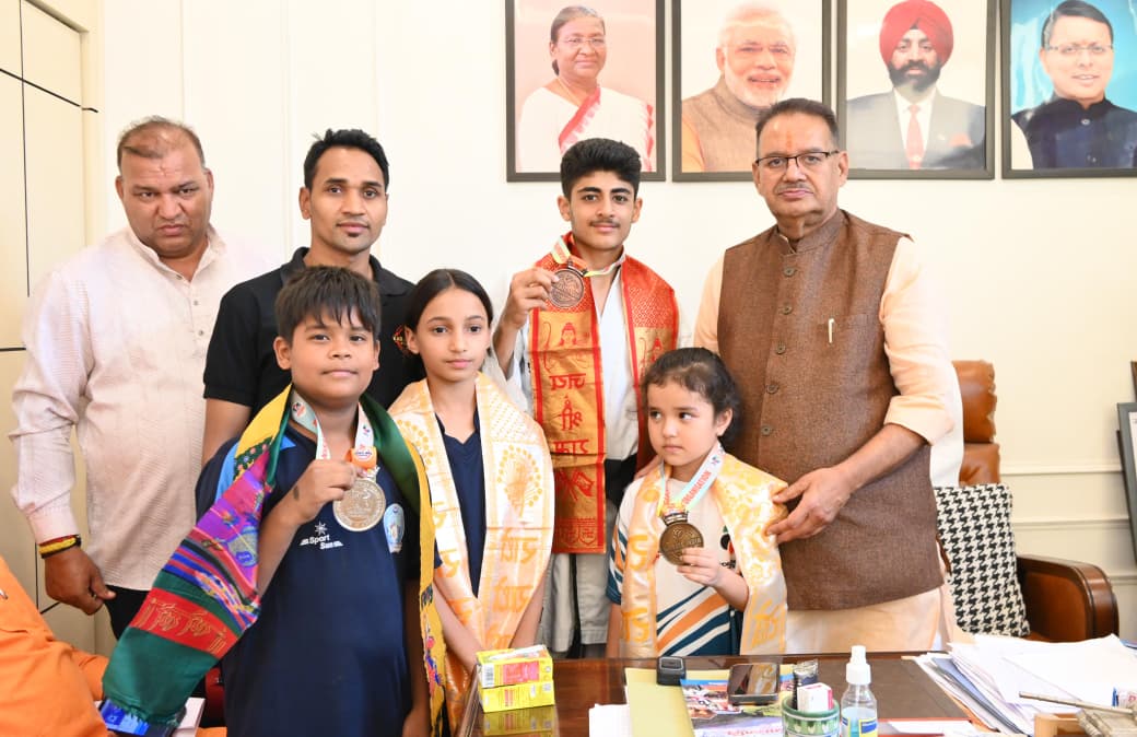 कराटे चैंपियनशिप के विजेताओं को, कैबिनेट मंत्री गणेश जोशी ने किया सम्मानित।