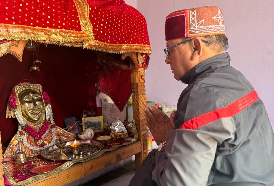महासू देवता मंदिर में पूजा अर्चना कर, करोड़ो देशवासियों के प्रेरणास्रोत नरेन्द्र मोदी को दी लम्बे कार्यकाल की बधाई, मंत्री खजानदास।