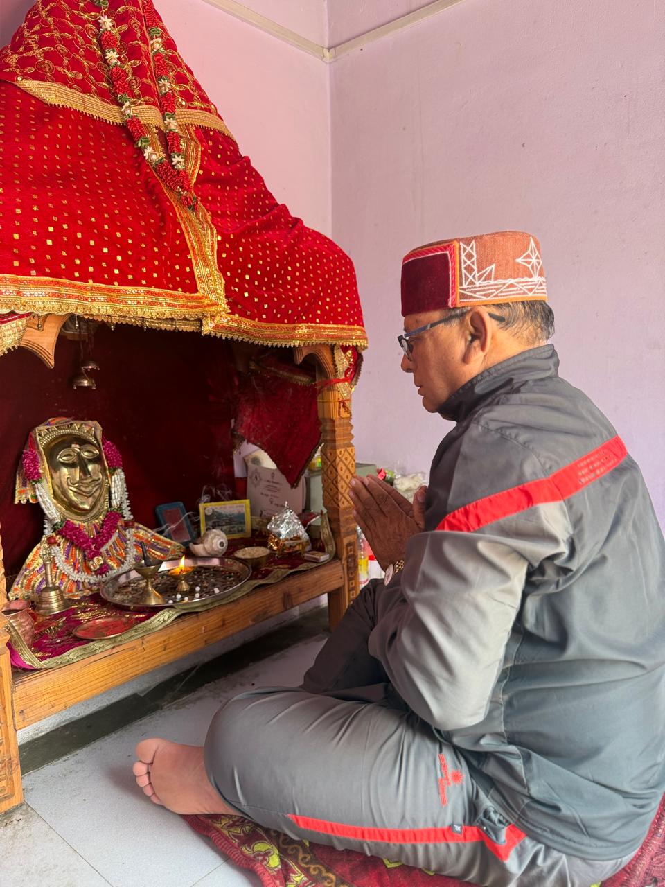 महासू देवता मंदिर में पूजा अर्चना कर, करोड़ो देशवासियों के प्रेरणास्रोत नरेन्द्र मोदी को दी लम्बे कार्यकाल की बधाई, मंत्री खजानदास।