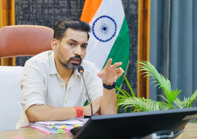 डीएम डॉ0 आशीष चौहान ने, गंभीर बीमारी से ग्रसित बच्चों के चिन्हीकरण अभियान में तेजी लाने के दिए निर्देश।