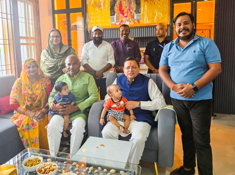 मुख्यमंत्री पुष्कर सिंह धामी ने, विधायक अरविंद पांडेय के आवास पहुंचकर परिजनों से की भेंट।