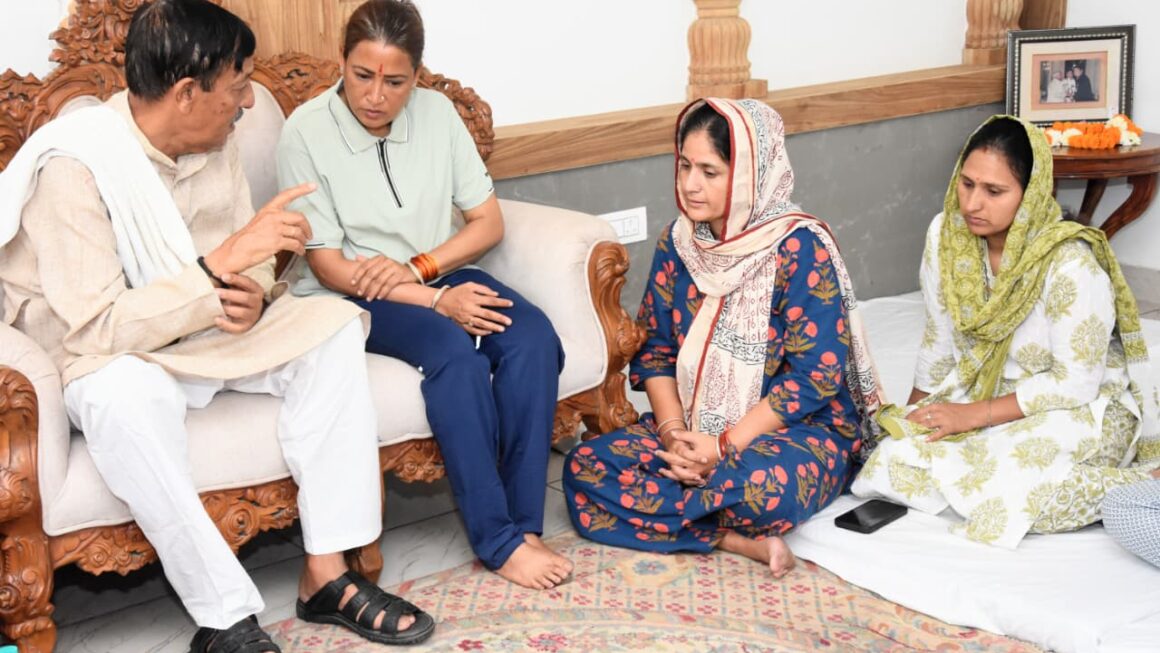 रेखा आर्या ने जसपाल राणा के आवास पहुँचकर दी श्रद्धांजलि, परिजनों को बंधाया ढांढस।