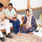 रेखा आर्या ने जसपाल राणा के आवास पहुँचकर दी श्रद्धांजलि, परिजनों को बंधाया ढांढस।