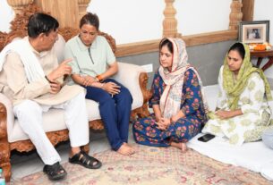 रेखा आर्या ने जसपाल राणा के आवास पहुँचकर दी श्रद्धांजलि, परिजनों को बंधाया ढांढस।