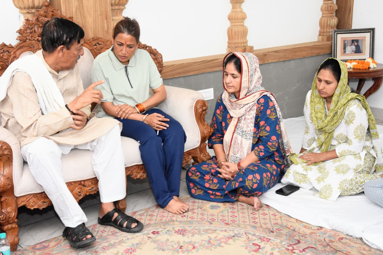 रेखा आर्या ने जसपाल राणा के आवास पहुँचकर दी श्रद्धांजलि, परिजनों को बंधाया ढांढस।