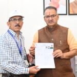 मतदाता सूची में नाम का सत्यापन कर, मंत्री गणेश जोशी ने किया गहन पुनरीक्षण अभियान में सहभागिता का आह्वान, बीएलओ को सौंपा एसआईआर प्रपत्र।