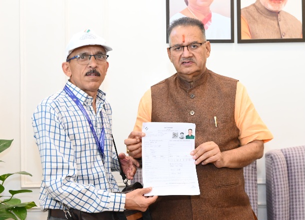 मतदाता सूची में नाम का सत्यापन कर, मंत्री गणेश जोशी ने किया गहन पुनरीक्षण अभियान में सहभागिता का आह्वान, बीएलओ को सौंपा एसआईआर प्रपत्र।