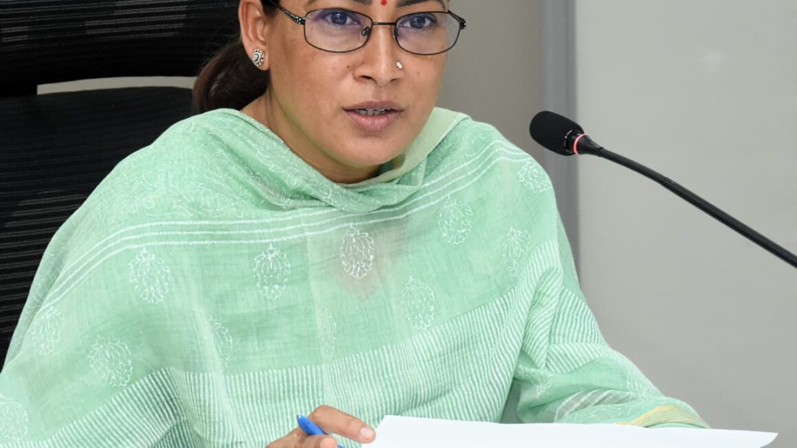 राशन कार्ड बनवाने के लिए आय मानकों की होगी समीक्षा, मंत्री रेखा आर्या।