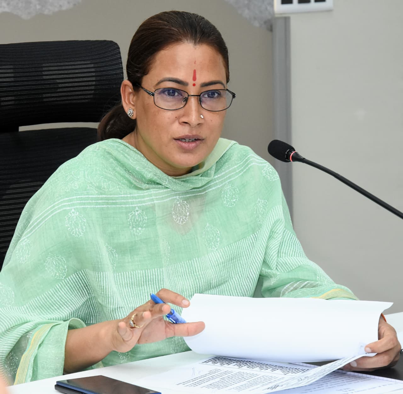 राशन कार्ड बनवाने के लिए आय मानकों की होगी समीक्षा, मंत्री रेखा आर्या।