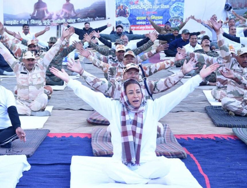 मंत्री रेखा आर्या ने हिमवीरों संग किया योग, नंदा देवी की चोटियों और मिलम ग्लेशियर की गोद में गूंजा योग का संदेश।