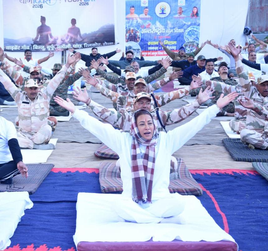 मंत्री रेखा आर्या ने हिमवीरों संग किया योग, नंदा देवी की चोटियों और मिलम ग्लेशियर की गोद में गूंजा योग का संदेश।