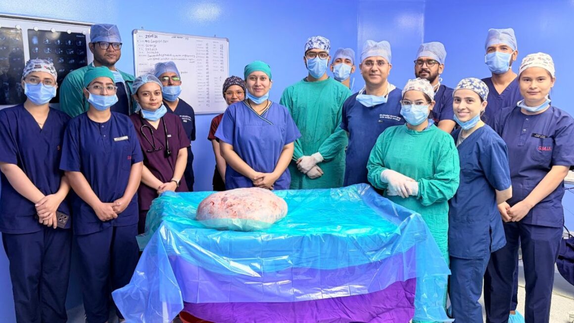 पेट में 15 किलो की गाँठ लेकर पहुँची महिला, सफल कैंसर सर्जरी से मिली नई ज़िंदगी।
