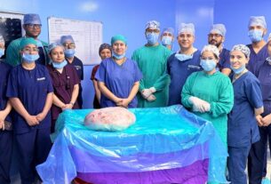 पेट में 15 किलो की गाँठ लेकर पहुँची महिला, सफल कैंसर सर्जरी से मिली नई ज़िंदगी।