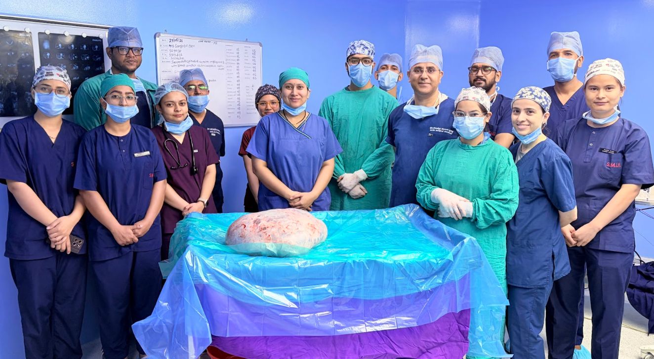 पेट में 15 किलो की गाँठ लेकर पहुँची महिला, सफल कैंसर सर्जरी से मिली नई ज़िंदगी।
