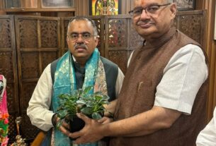 भाजपा के राष्ट्रीय महामंत्री तरुण चुघ से मिले, कैबिनेट मंत्री गणेश जोशी।