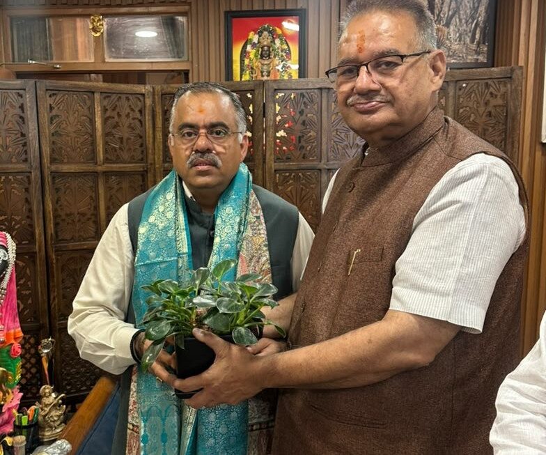 भाजपा के राष्ट्रीय महामंत्री तरुण चुघ से मिले, कैबिनेट मंत्री गणेश जोशी।