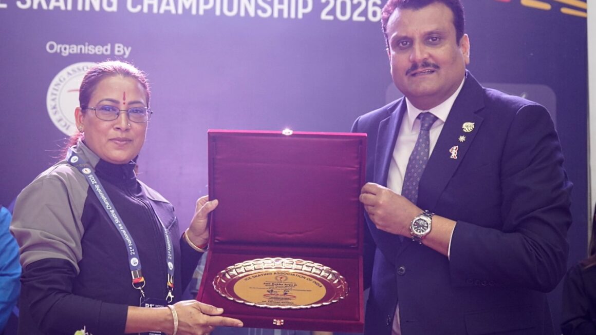 खिलाड़ियों का उत्साह बढ़ाने, हिमाद्रि आइस रिंक पहुंची खेल मंत्री रेखा आर्या।