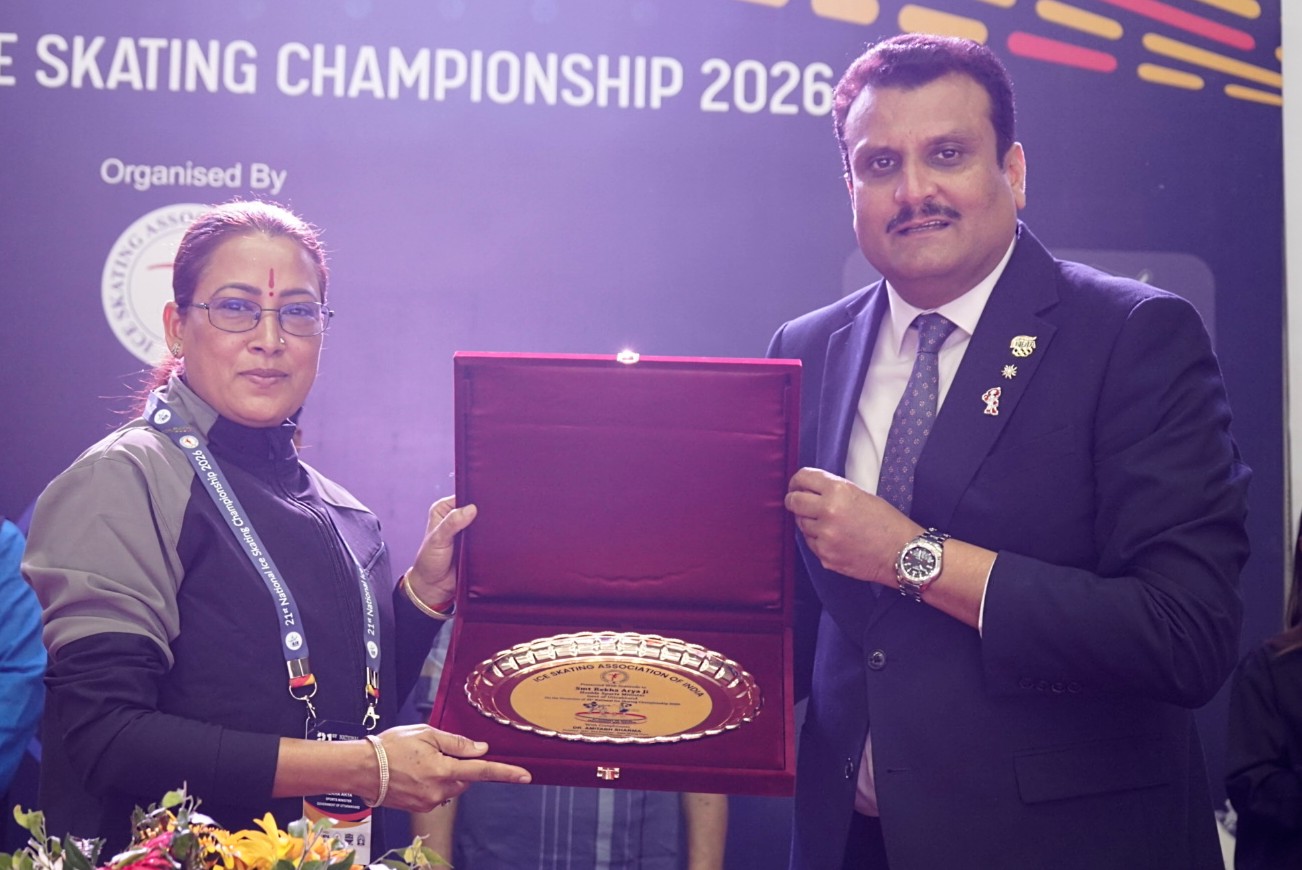 खिलाड़ियों का उत्साह बढ़ाने, हिमाद्रि आइस रिंक पहुंची खेल मंत्री रेखा आर्या।