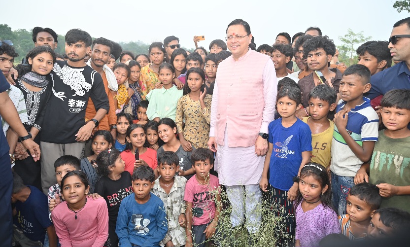 मुख्यमंत्री धामी को अपने बीच पाकर बच्चे हुए उत्साहित, जमकर खिंचवाईं तस्वीरें।