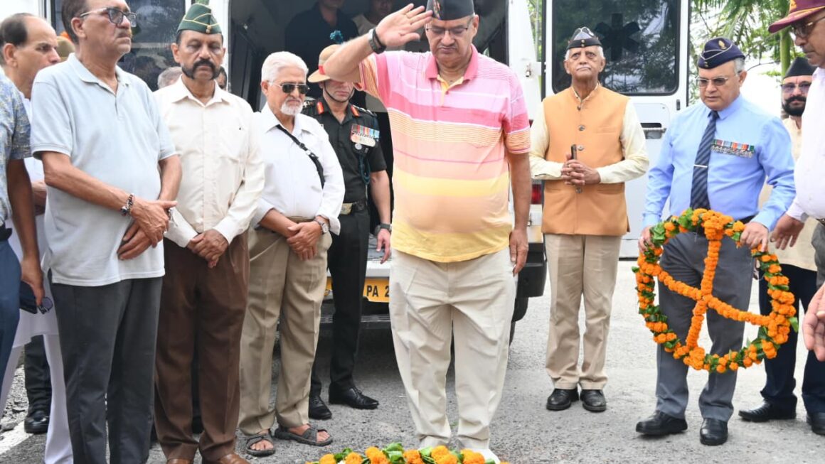 कैबिनेट मंत्री गणेश जोशी ने, ले0 जनरल एमएम लखेड़ा के निधन पर उन्हें पुष्पांजलि अर्पित की।