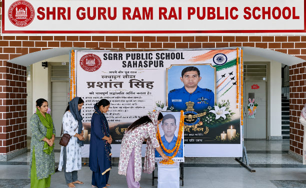 एसजीआरआर पब्लिक स्कूल सहसपुर में दी गई, शहीद स्क्वाड्रन लीडर प्रशांत सिंह को श्रद्धांजलि।